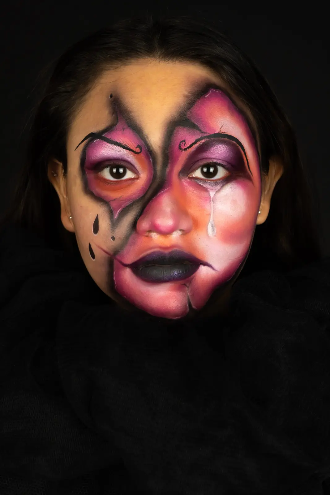 Maquillaje artístico facial de mariposa en tonos rosa y negro