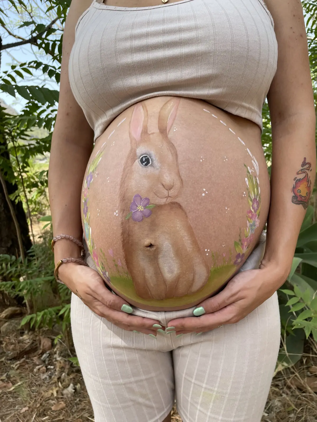 Bellypaint personalizado y seguro para una mujer embarazada
