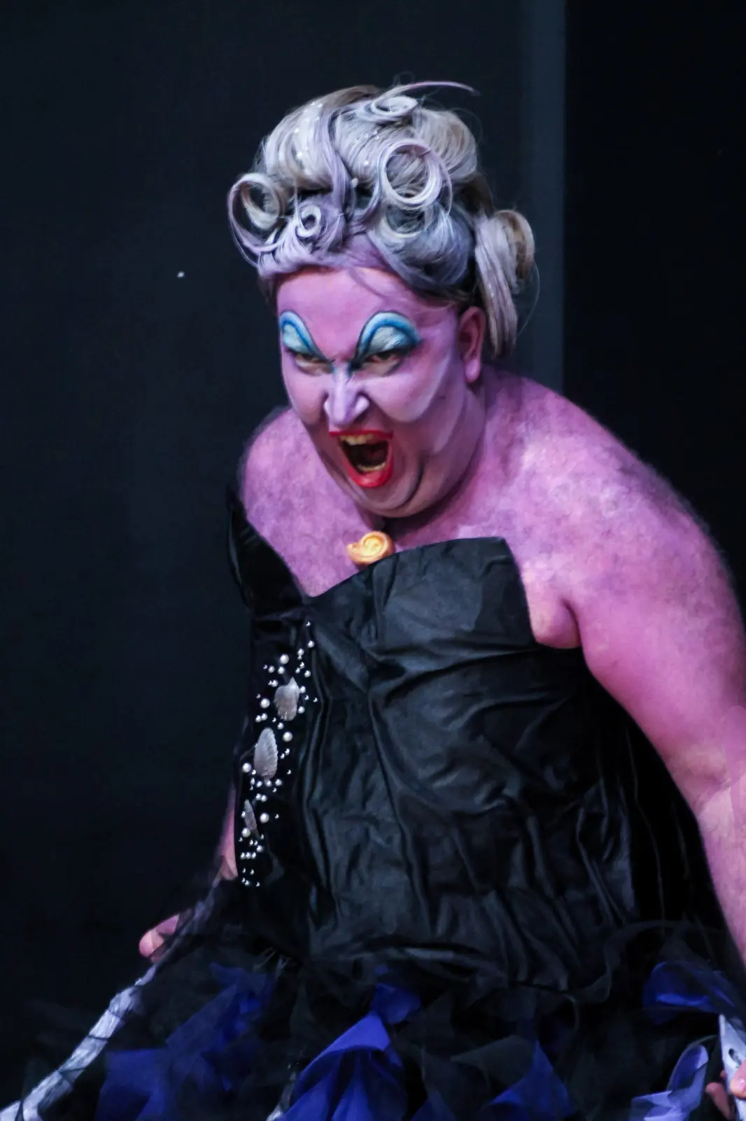 Caracterización profesional de fantasía con maquillaje y vestuario