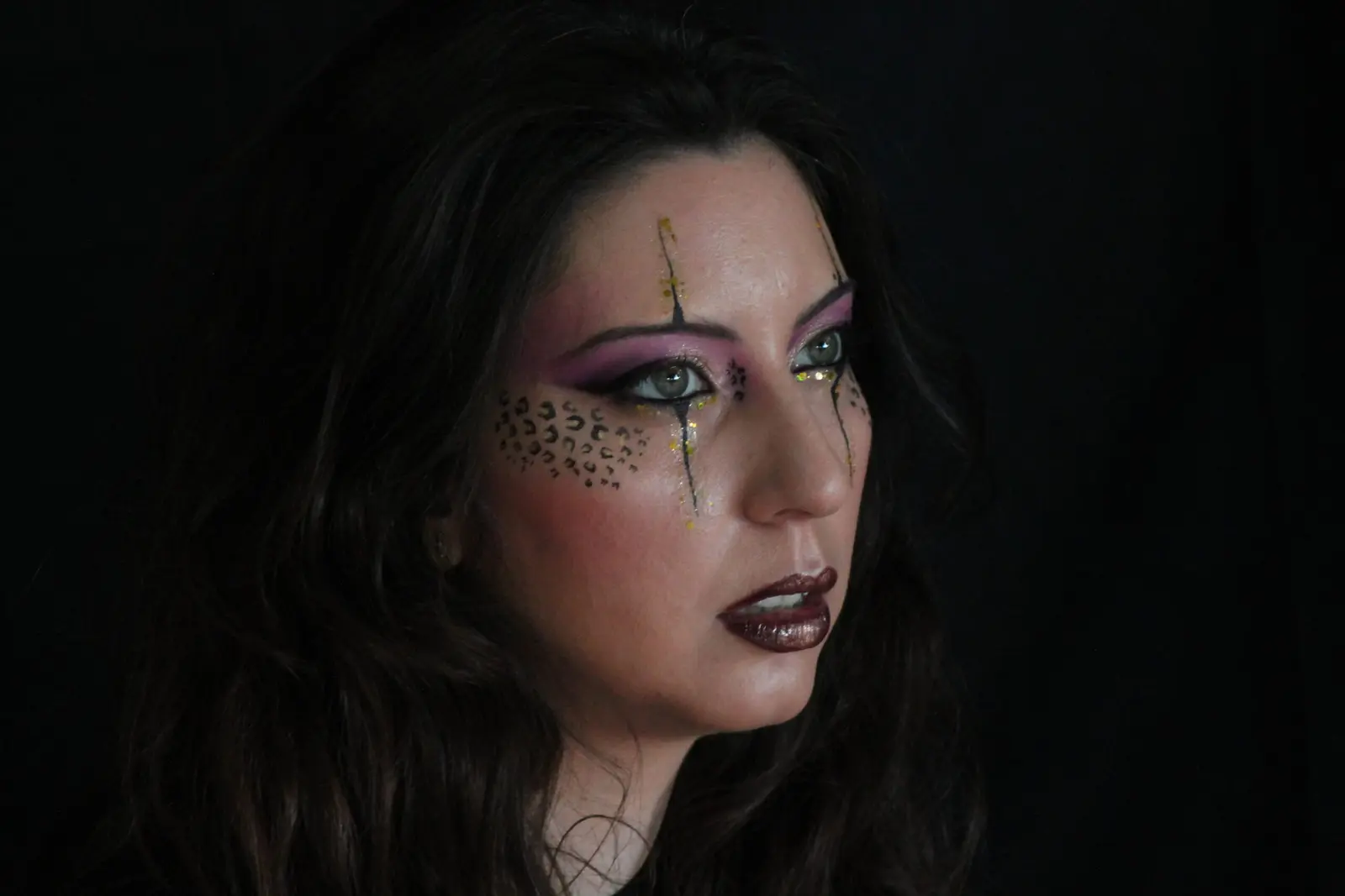 Maquillaje intenso y de larga duración para fiestas y desfiles